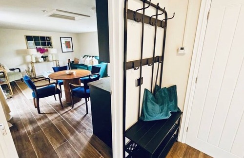 Enstone Cottage | Cotswolds 1 Bedroom Cottage 5min From Soho Farmhouse. Cosy & Newly Refurbished