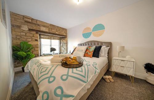Cirencester Apartment | Cotswolds- 2 bed flat in 18th Century building, town centre with Smart TV - Esho Stays