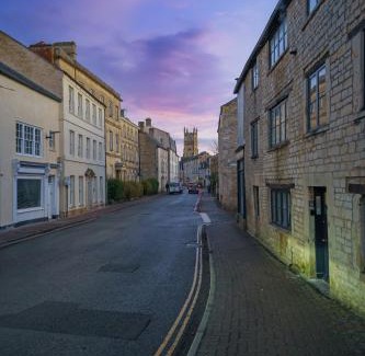 Cirencester Apartment | Cotswolds- 2 bed flat in 18th Century building, town centre with Smart TV - Esho Stays