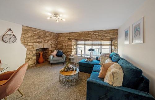 Cirencester Apartment | Cotswolds- 2 bed flat in 18th Century building, town centre with Smart TV - Esho Stays