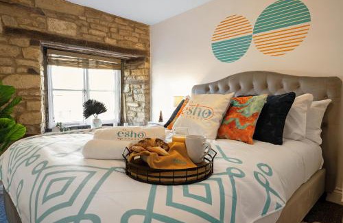 Cirencester Apartment | Cotswolds- 2 bed flat in 18th Century building, town centre with Smart TV - Esho Stays