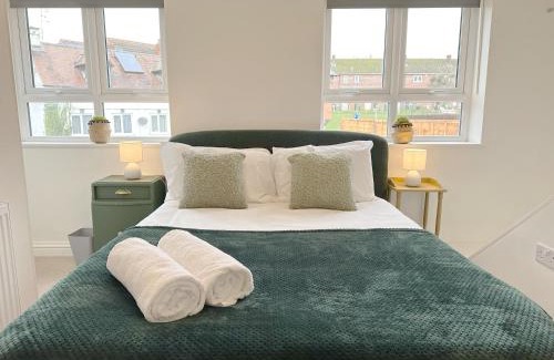 Stroud House | Cotswolds-Stroud-Comfy 4 bed house-Sleeps 10-Free Parking-Wifi
