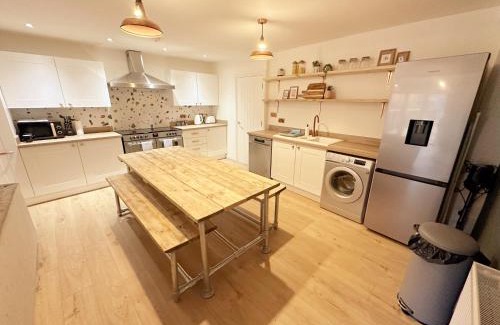Stroud House | Cotswolds-Stroud-Comfy 4 bed house-Sleeps 10-Free Parking-Wifi