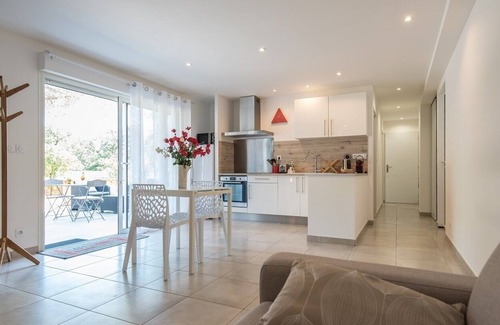 Saint-Genis Apartment | Cottage Cherry Estate Pedra Llampada