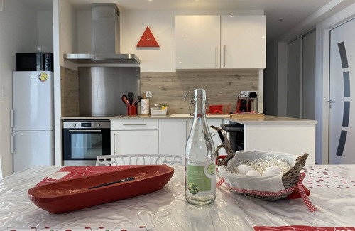 Saint-Genis Apartment | Cottage Cherry Estate Pedra Llampada