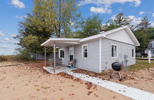 Greenbush Cabin | Cottage #1: 2BR/1BA Relaxing Lakefront Retreat!nn