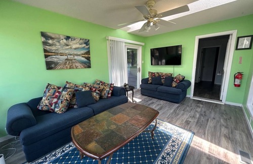 Wasaga Beach Cottage | Cottage ∙ 2 bedrooms ∙ 6 guests