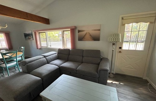 Wasaga Beach Cottage | Cottage ∙ 2 bedrooms ∙ 6 guests