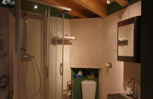 Melida Cottage | Cottage 2 people. Jacuzzi in room and pets are allowed.