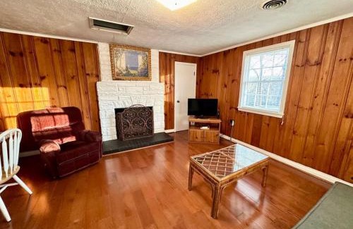 Nancy House | Cottage 5- Lees Ford Marina