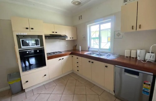 Windang Cottage | Cottage. 5 mins from beach and lake.