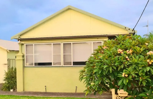Windang Cottage | Cottage. 5 mins from beach and lake.