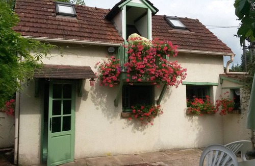 Heudreville-sur-Eure Cottage | Cottage 'Aux Chants Des Oiseaux' with Private Garden and Wi-Fi