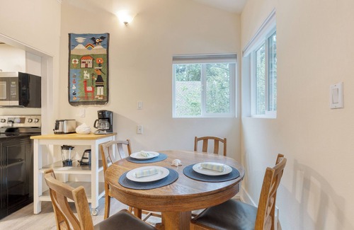 Freeland House | Cottage By The Bay by AvantStay | 0.5mi to Beach!