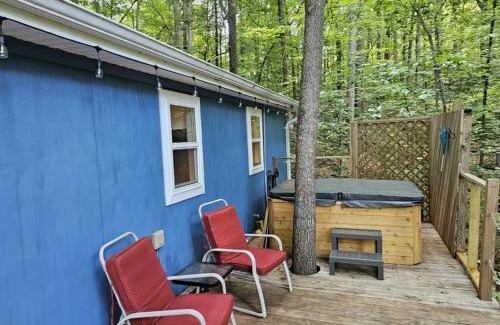 Lynn House | Cottage by the lakeshore with a private hot tub