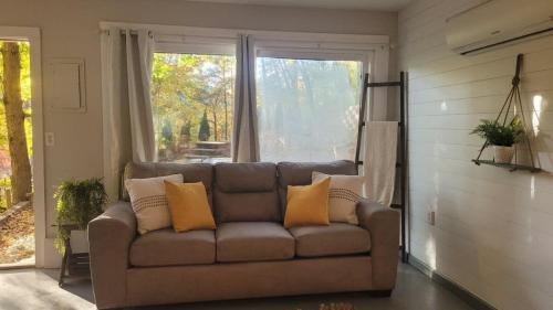 Lynn House | Cottage by the lakeshore with a private hot tub