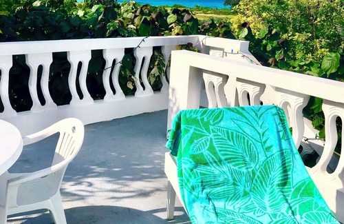 Silver Sands Apartment | Cottage By The Sea, Duncans Bay Jamaica