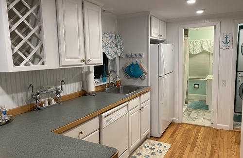 Snug Harbor House | Cottage by the shore in the quaint neighborhood of Snug Harbor