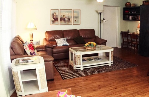 Tarpon Springs Cottage | Cottage by the water with marina