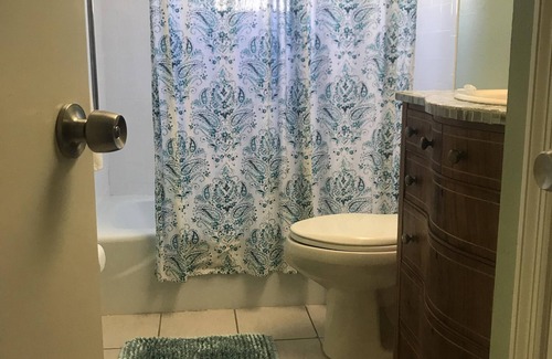 Tarpon Springs Cottage | Cottage by the water with marina