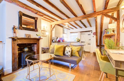 Farnham Cottage | Cottage-Deluxe-Private Bathroom-Street View