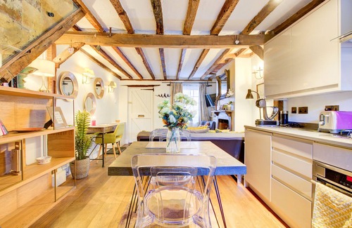 Farnham Cottage | Cottage-Deluxe-Private Bathroom-Street View