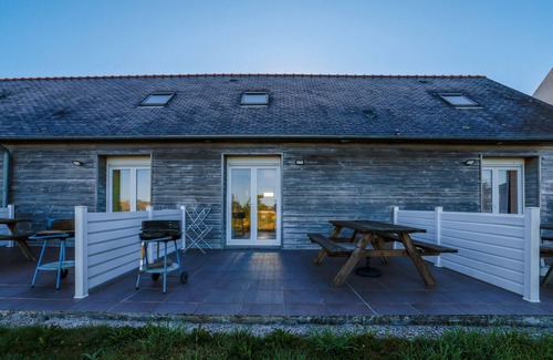 Cast House | Cottage 'Gite L'hermine' with Private Terrace, Shared Garden and Wi-Fi