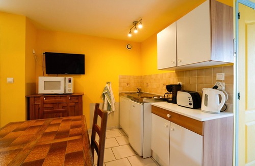 Cast House | Cottage 'Gite Penn Ar Bed' with Private Terrace, Shared Garden and Wi-Fi