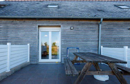 Cast House | Cottage 'Gite Penn Ar Bed' with Private Terrace, Shared Garden and Wi-Fi