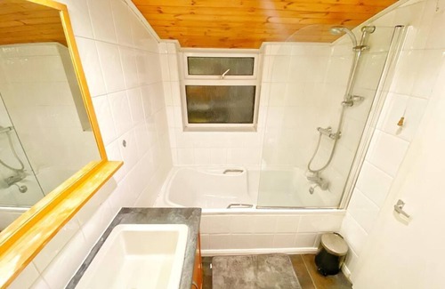 Pinner House | Cottage holiday home hot tube london