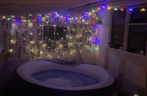 Pinner House | Cottage holiday home hot tube london