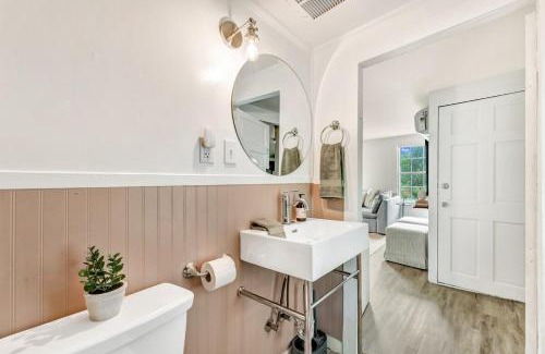 Oak Hill House | Cottage & Hot Tub Near Ski Resorts