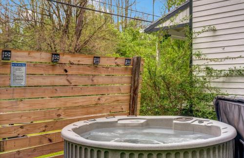Oak Hill House | Cottage & Hot Tub Near Ski Resorts