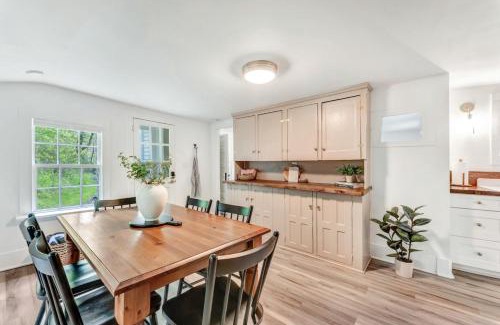 Oak Hill House | Cottage & Hot Tub Near Ski Resorts