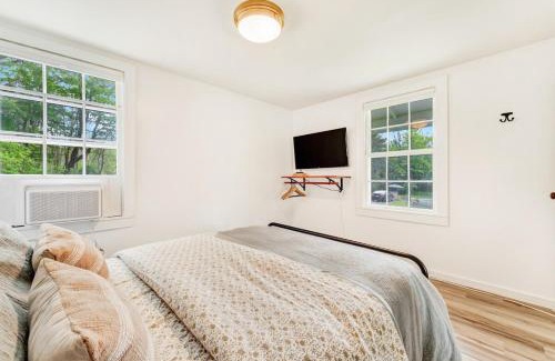 Oak Hill House | Cottage & Hot Tub Near Ski Resorts