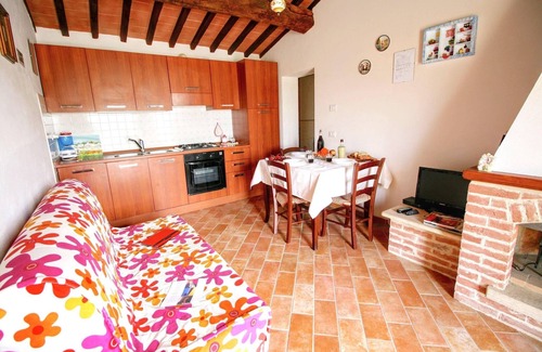 Asciano Apartment | Cottage in Asciano with Pool and Terrace