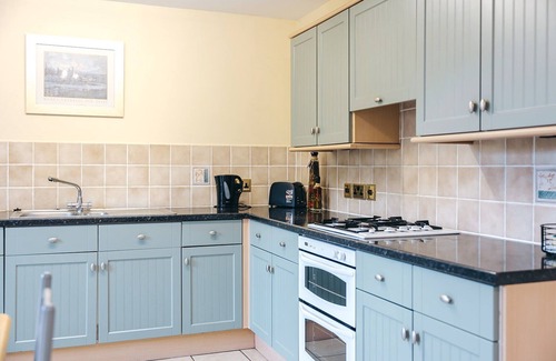 Eaton Mascott Cottage | Cottage in Dorrington with Scenic Trails