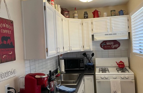 Prescott Cottage | Cottage in historic downtown Prescott. Go to Whiskey Row