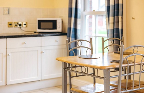 Eaton Mascott Cottage | Cottage in Netley Hall with Lush Gardens