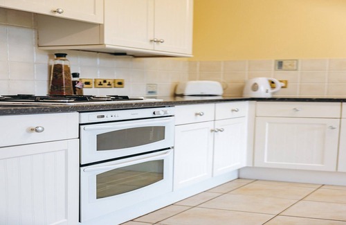 Eaton Mascott Cottage | Cottage in Netley Hall with Lush Gardens
