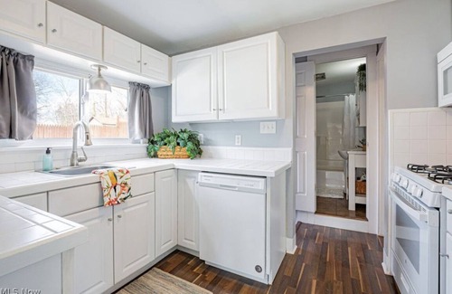 Portage Lakes House | Cottage in Portage Lakes! Close to everything!