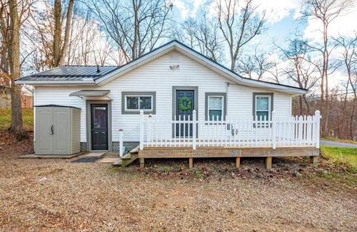 Portage Lakes House | Cottage in Portage Lakes! Close to everything!