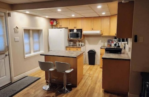Durham Region House | Cottage in the city, Parking, Fireplace-Jetted Tub
