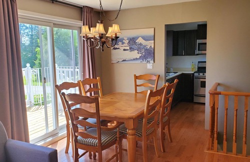 Alcona House | Cottage/Lake Simcoe/Innisfil/5 Bedrooms/10 Guests