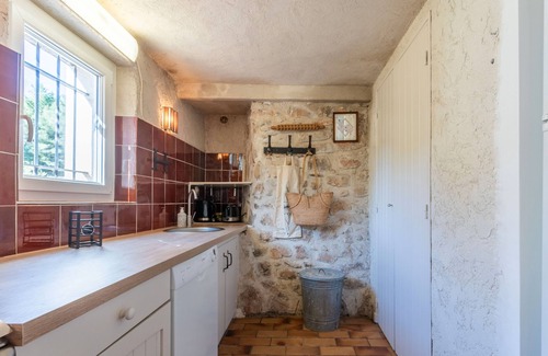 Draguignan House | Cottage 'Les Bergeries De Danielle' with Private Pool, Private Terrace and Wi-Fi