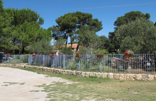 Lorgues Cottage | Cottage "Location, Piscine, Animaux, Var, Wifi" with Shared Pool, Private Terrace & Wi-Fi
