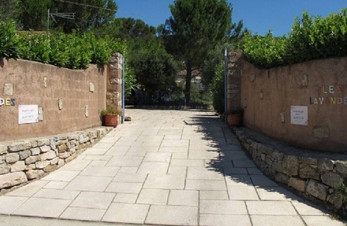 Lorgues Cottage | Cottage "Location, Piscine, Animaux, Var, Wifi" with Shared Pool, Private Terrace & Wi-Fi