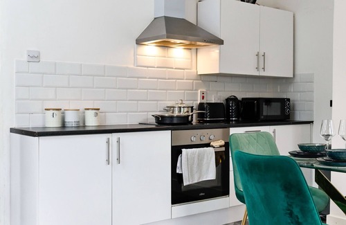Richmond-upon-Thames Cottage | Cottage Near Thames & Palace Family Friendly