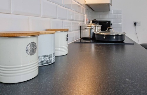 Richmond-upon-Thames Cottage | Cottage Near Thames & Palace Family Friendly