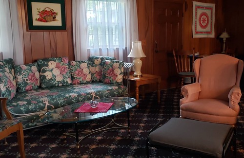 Mechanicsburg House | Cottage on 2 acre lot next to Little Darby Creek
